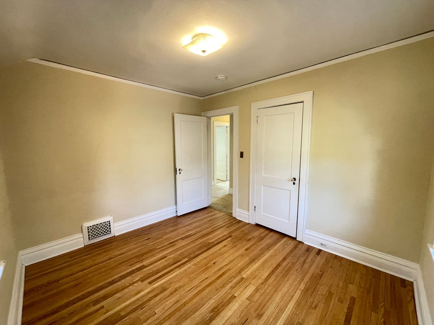 Duluth House: 226 W Kent Road