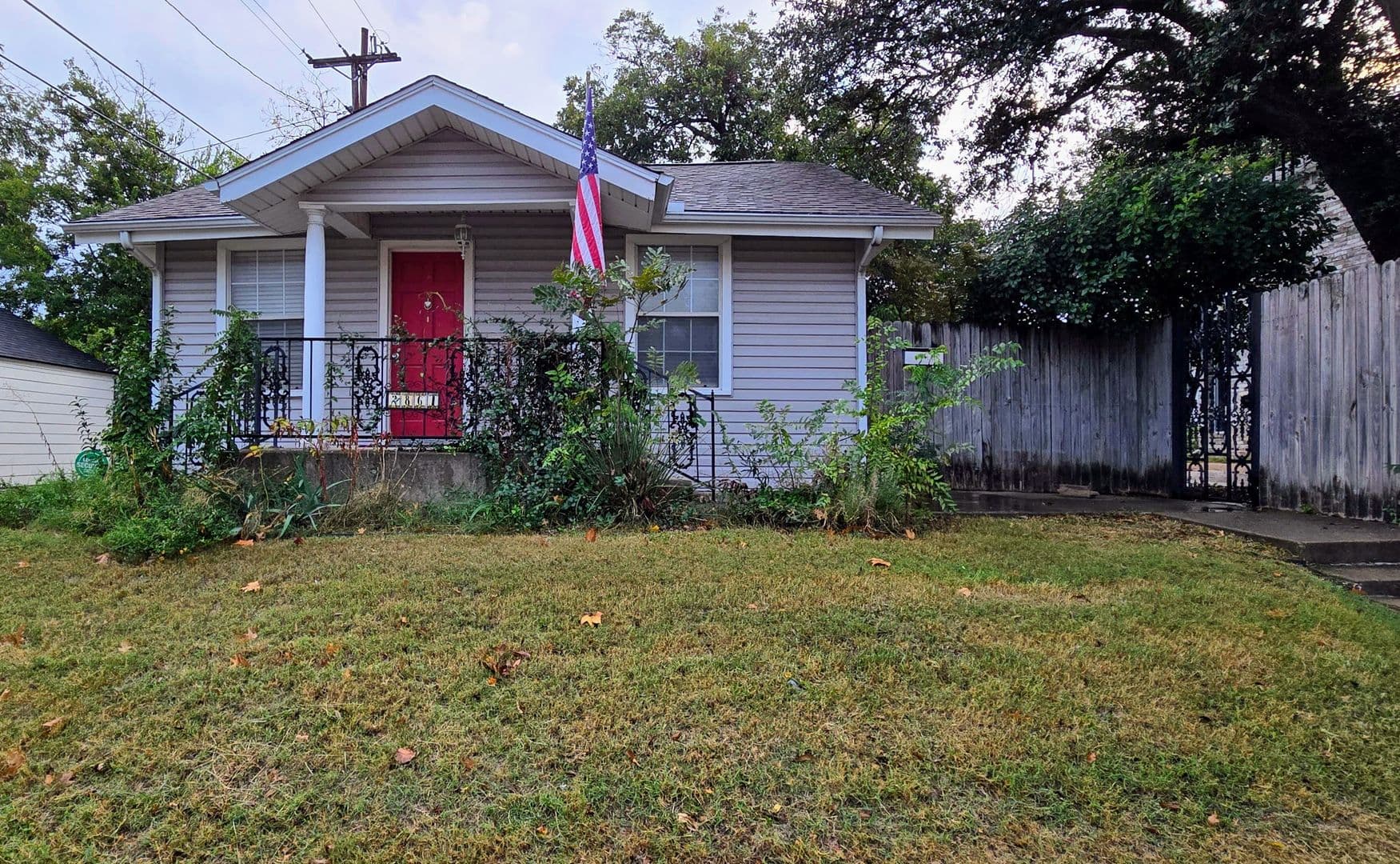 Fort Worth House: 2861 W Devitt St