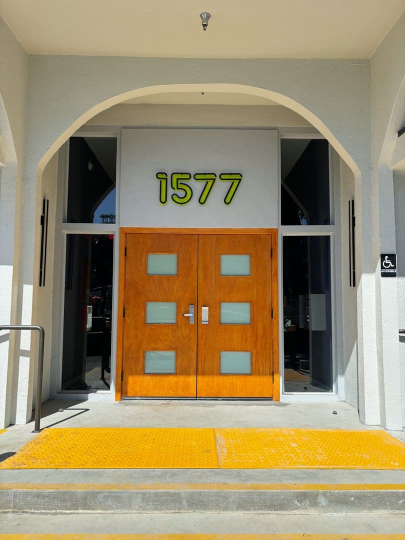Pasadena Apartment: 1577 N Fair Oaks Avenue