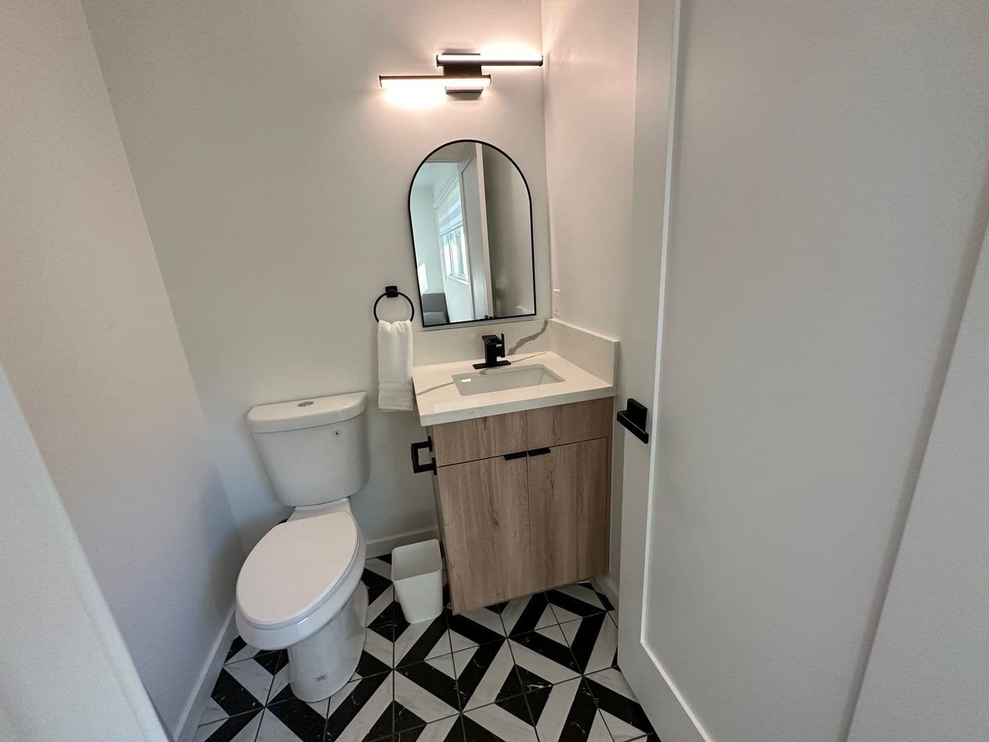 Pasadena Apartment: 1577 N Fair Oaks Avenue