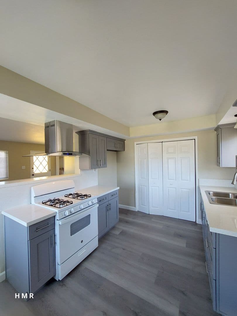 Montclair House: 5386 Kingsley St