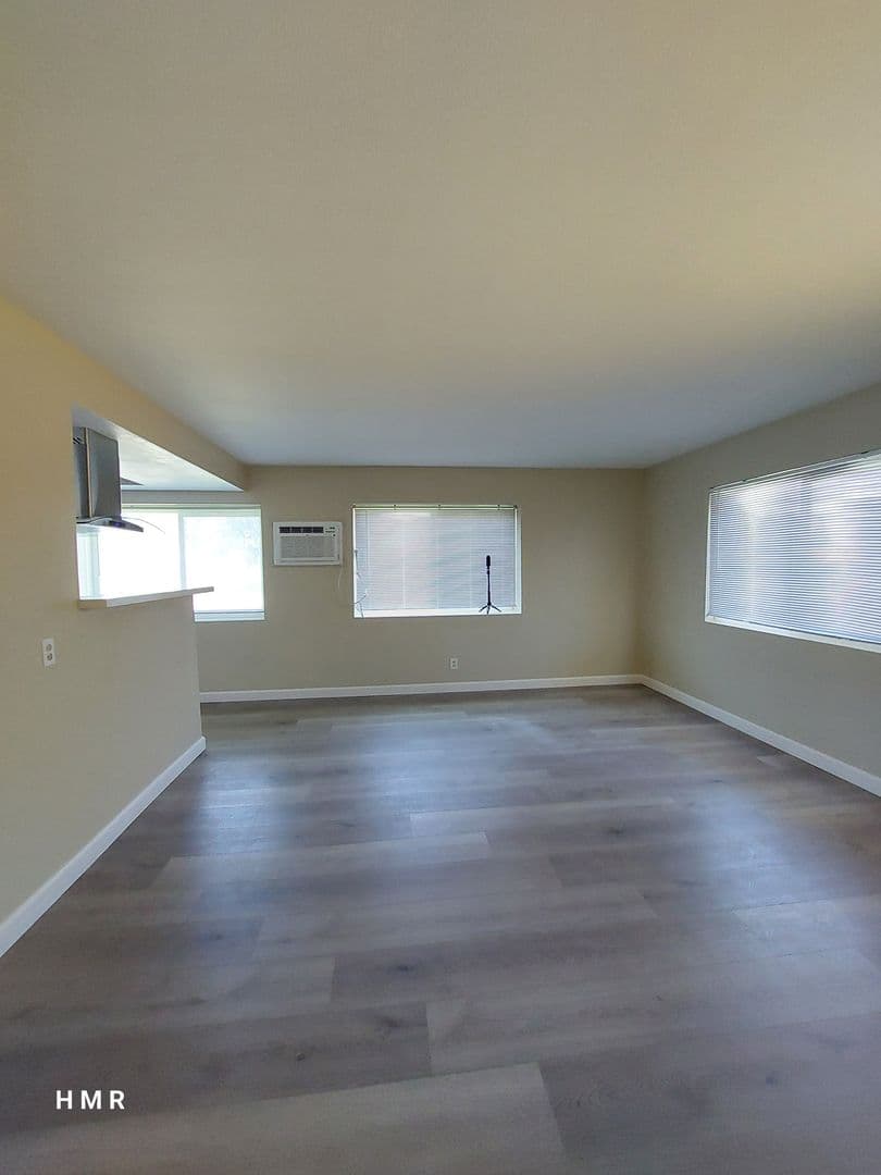 Montclair House: 5386 Kingsley St