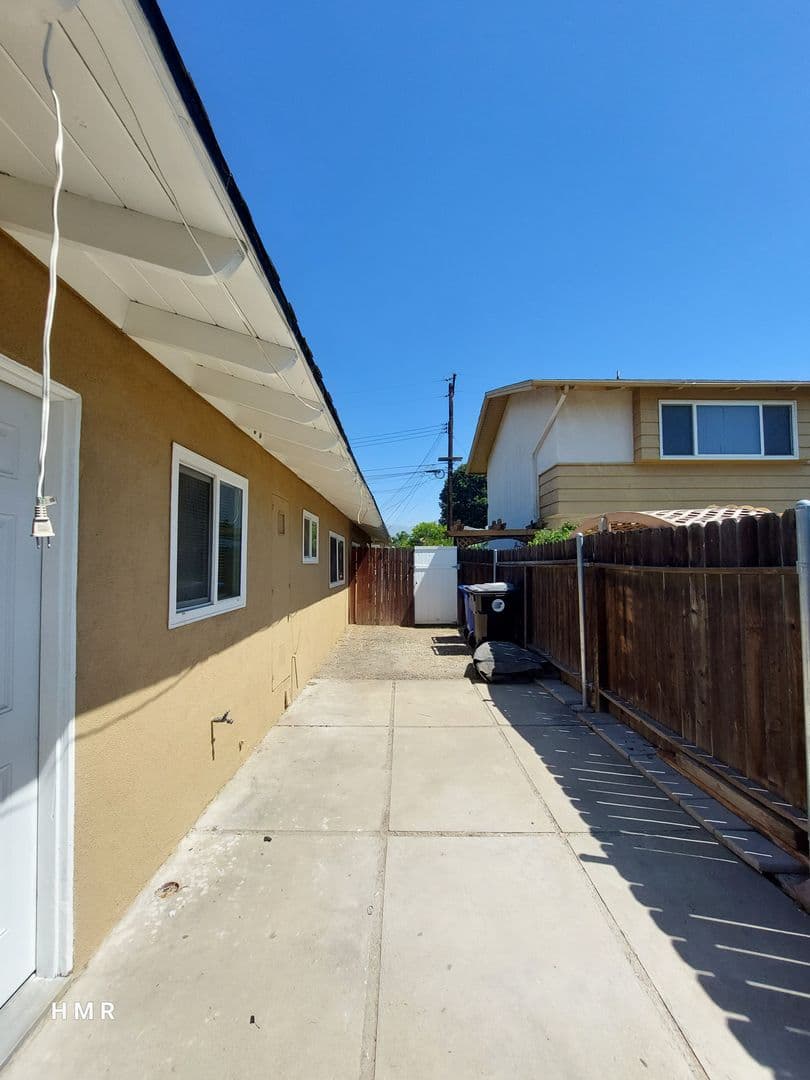 Montclair House: 5386 Kingsley St