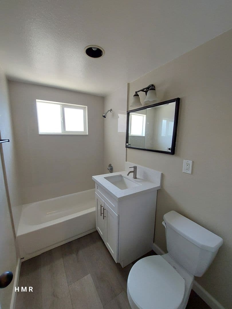 Montclair House: 5386 Kingsley St