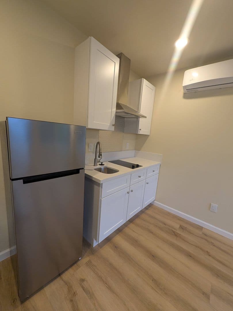 Claremont Apartment: 1938 N Mills Ave