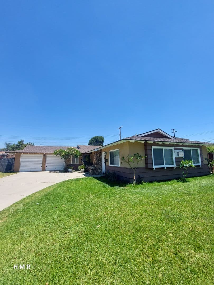 Montclair House: 5386 Kingsley St