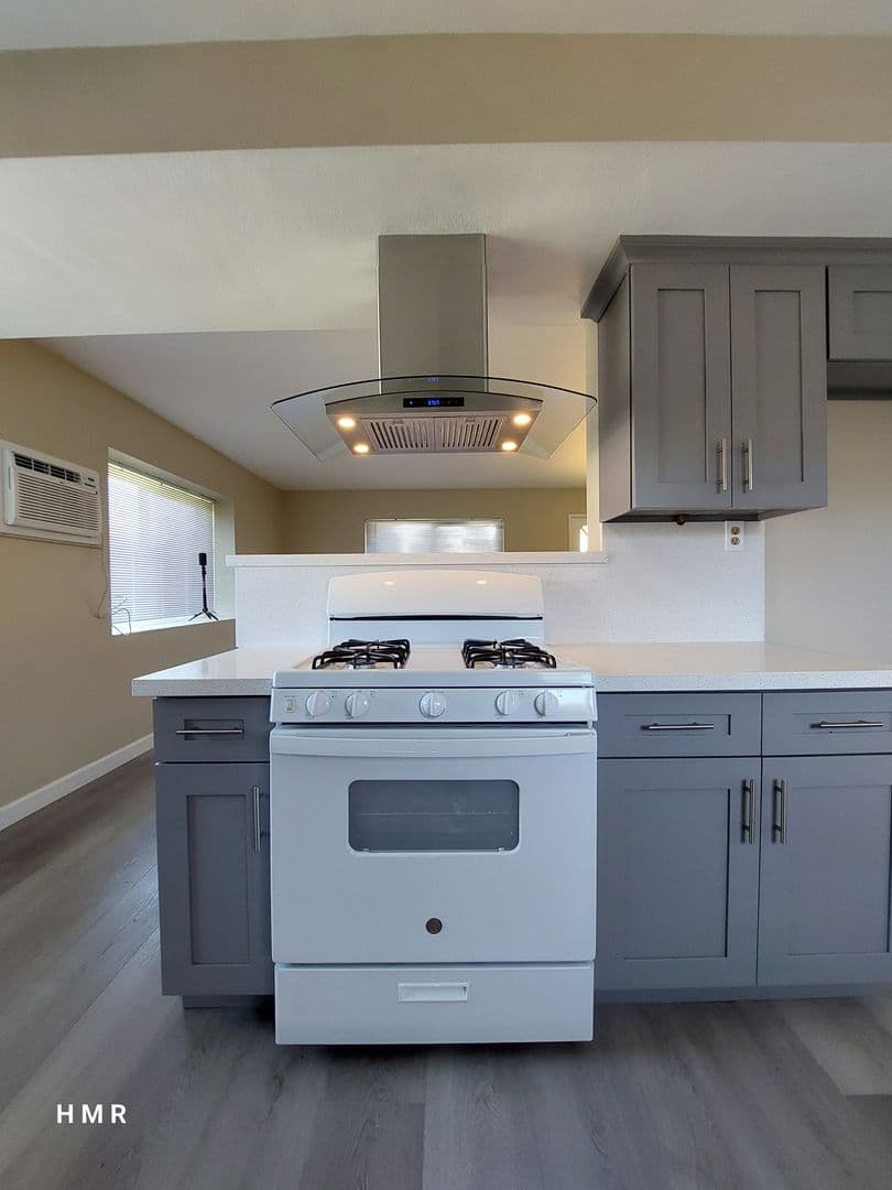 Montclair House: 5386 Kingsley St