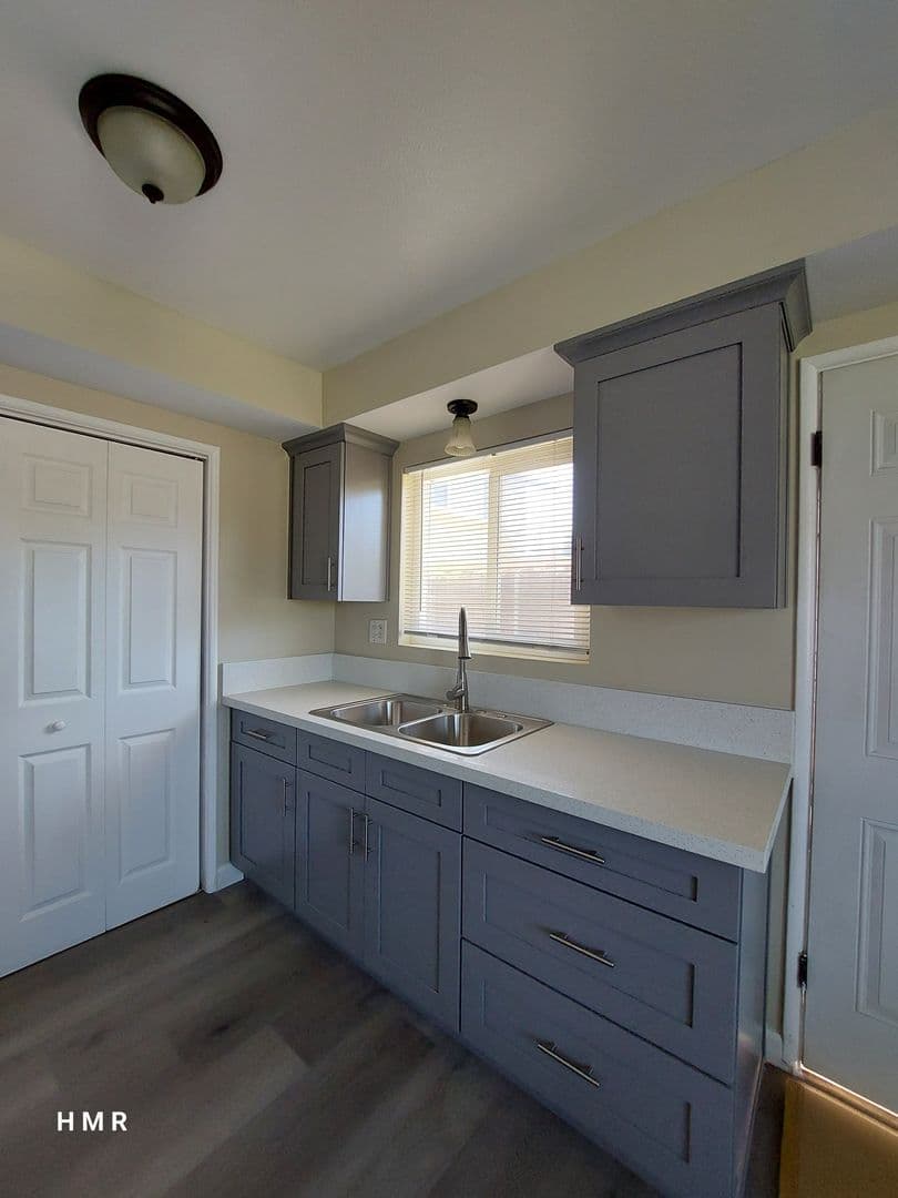 Montclair House: 5386 Kingsley St