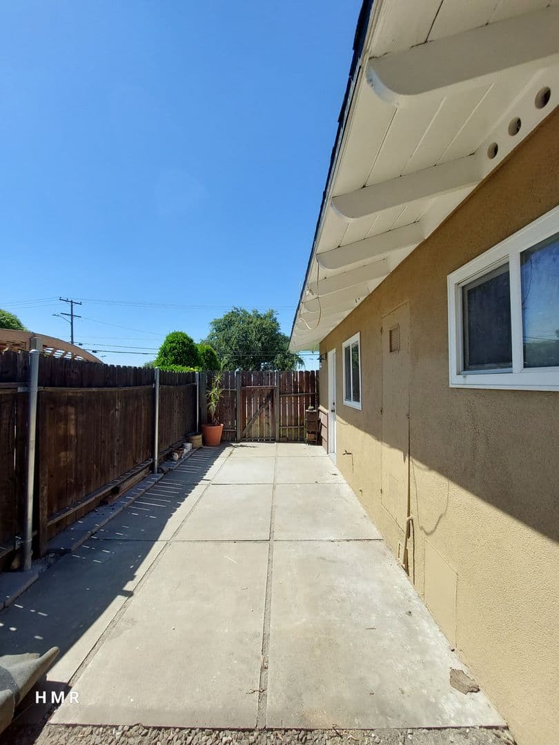 Montclair House: 5386 Kingsley St