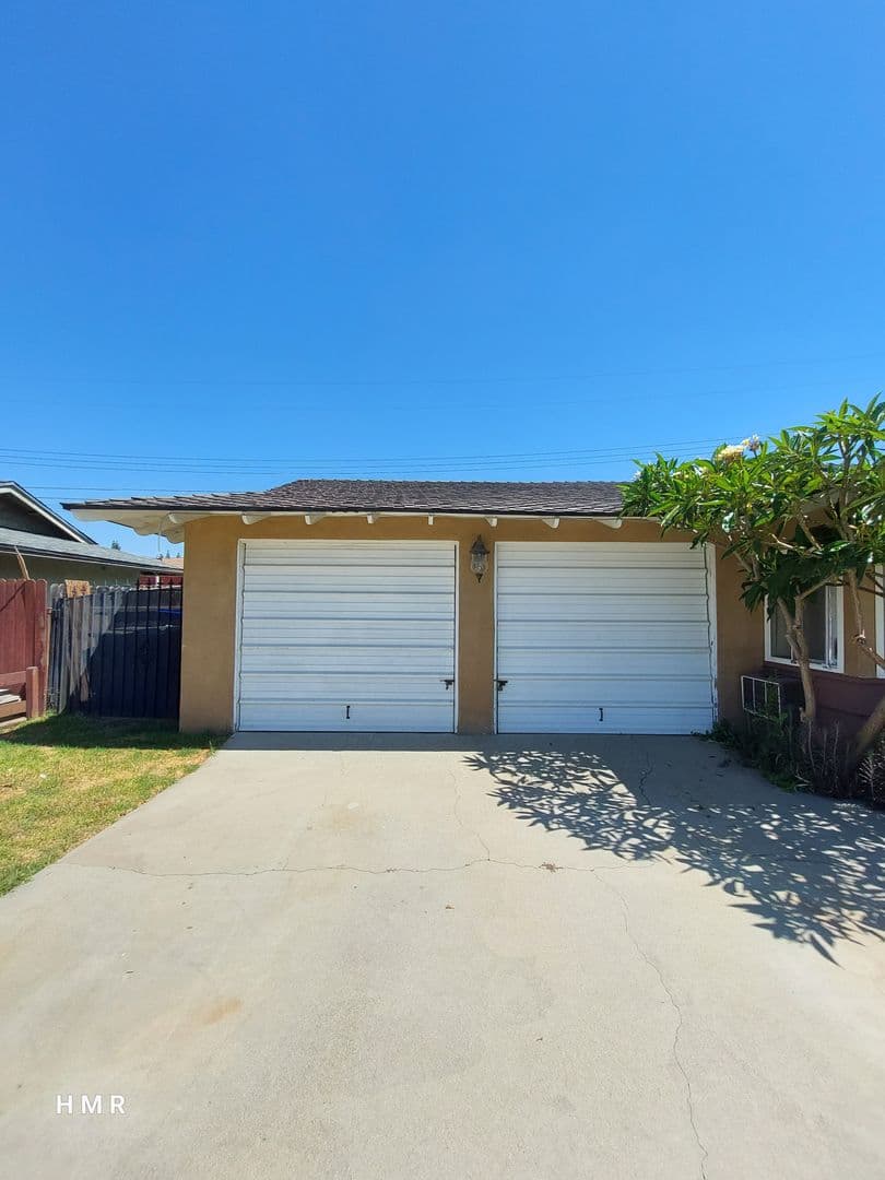 Montclair House: 5386 Kingsley St