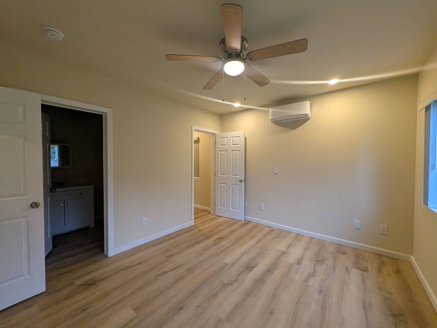 Claremont Apartment: 1938 N Mills Ave