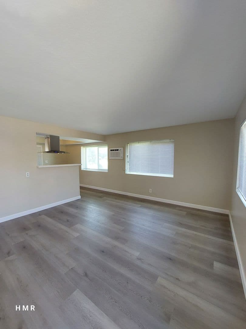 Montclair House: 5386 Kingsley St