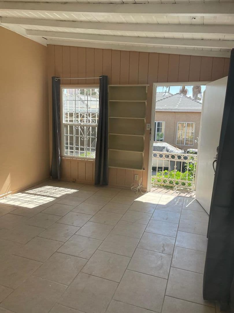 Los Angeles Apartment: 233 N Catalina St