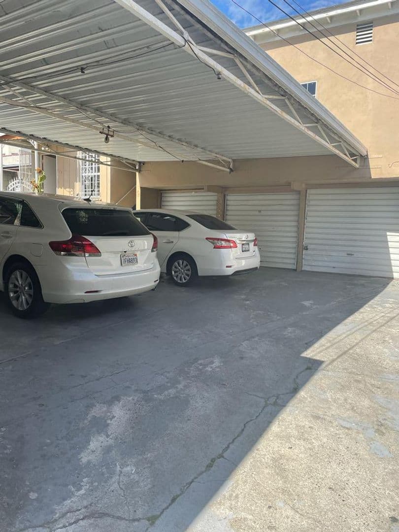 Los Angeles Apartment: 233 N Catalina St