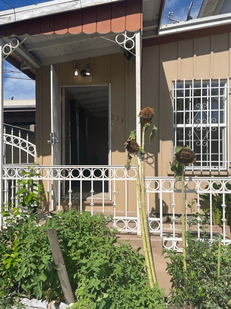 Los Angeles Apartment: 233 N Catalina St