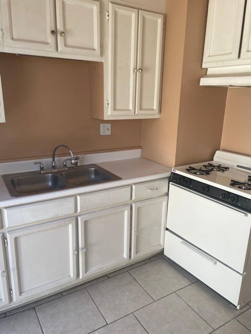 Los Angeles Apartment: 233 N Catalina St