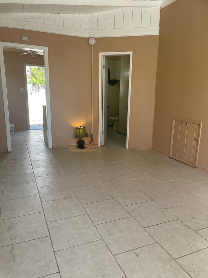 Los Angeles Apartment: 233 N Catalina St