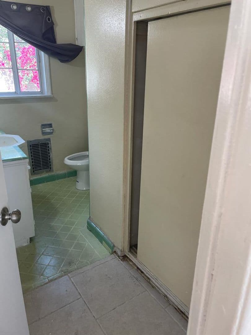 Los Angeles Apartment: 233 N Catalina St