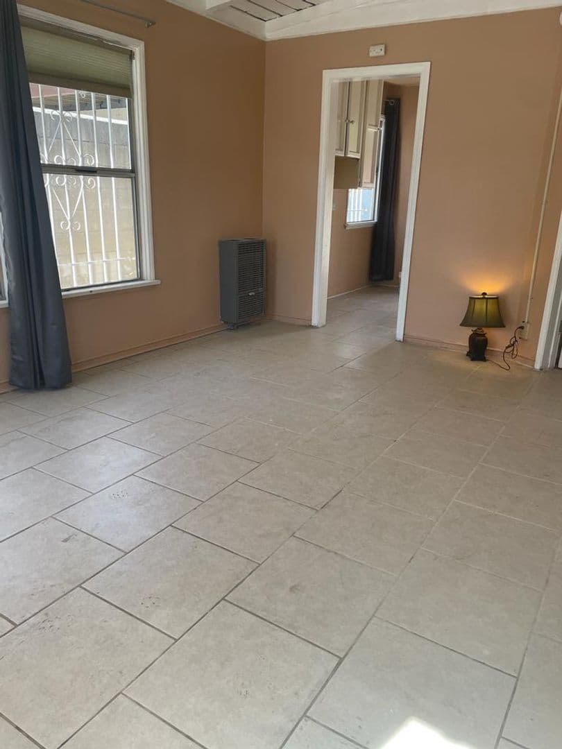 Los Angeles Apartment: 233 N Catalina St