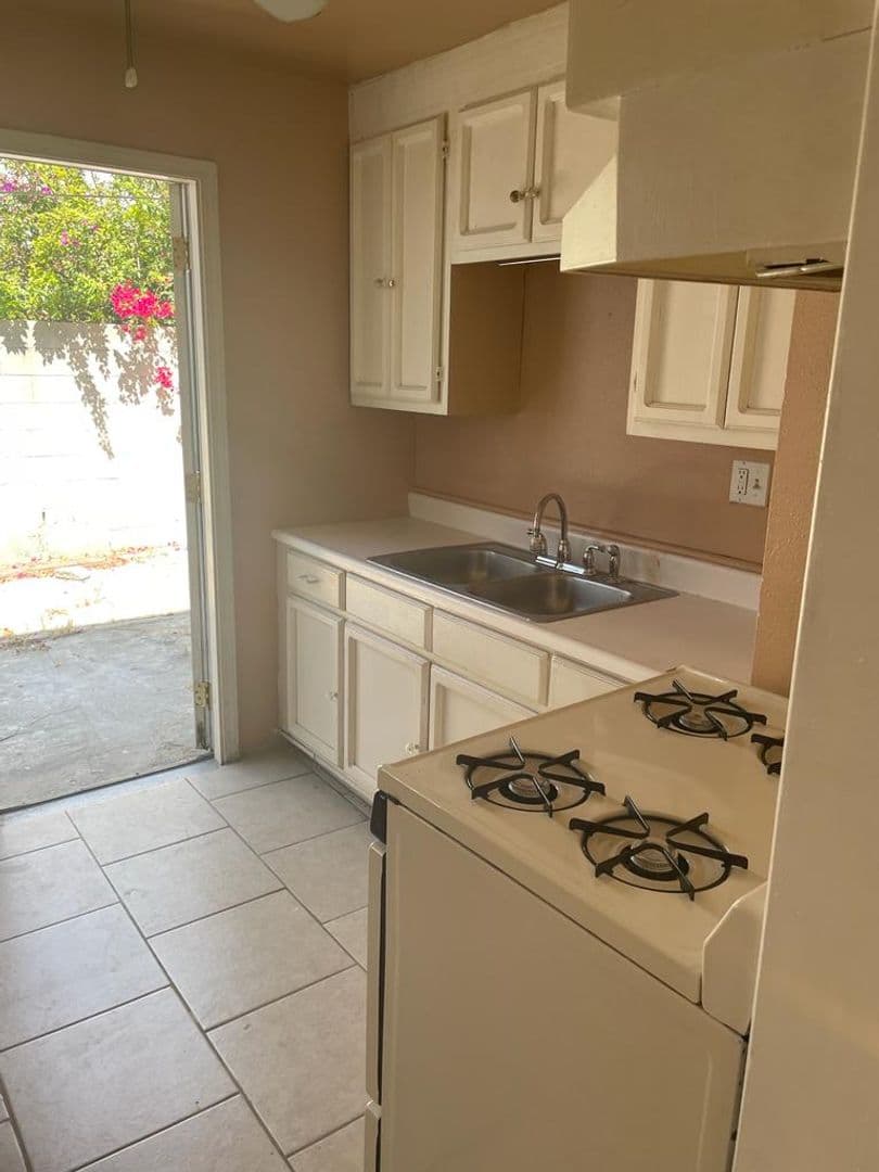 Los Angeles Apartment: 233 N Catalina St
