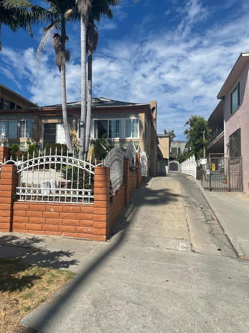 Los Angeles Apartment: 233 N Catalina St
