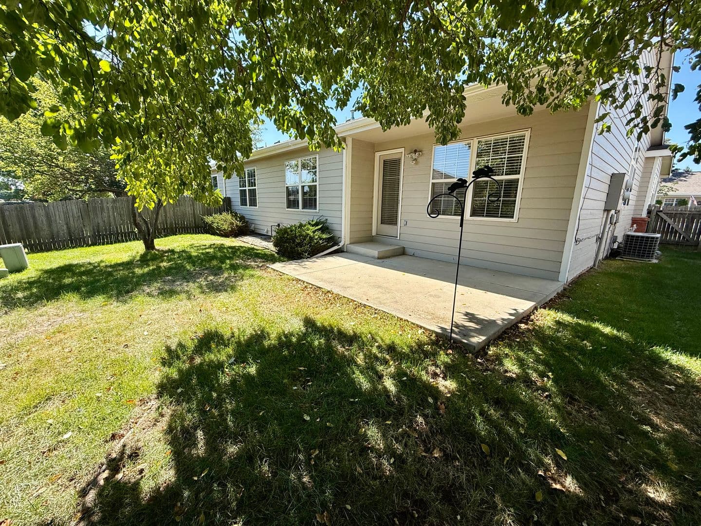 Windsor House: 201 Manor Court B