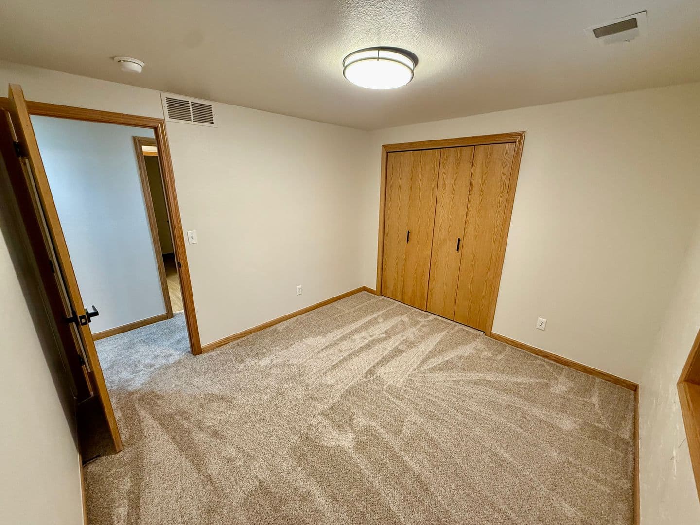 Windsor House: 201 Manor Court B