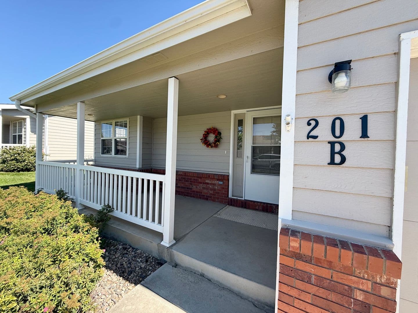 Windsor House: 201 Manor Court B