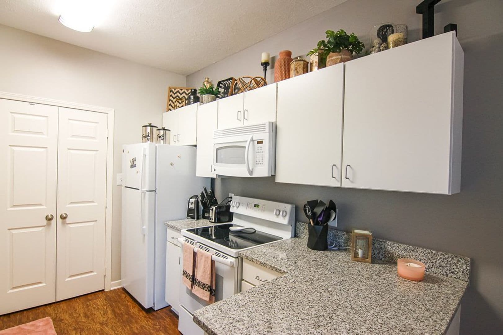 Memphis Apartment: 4 Riverview Drive West