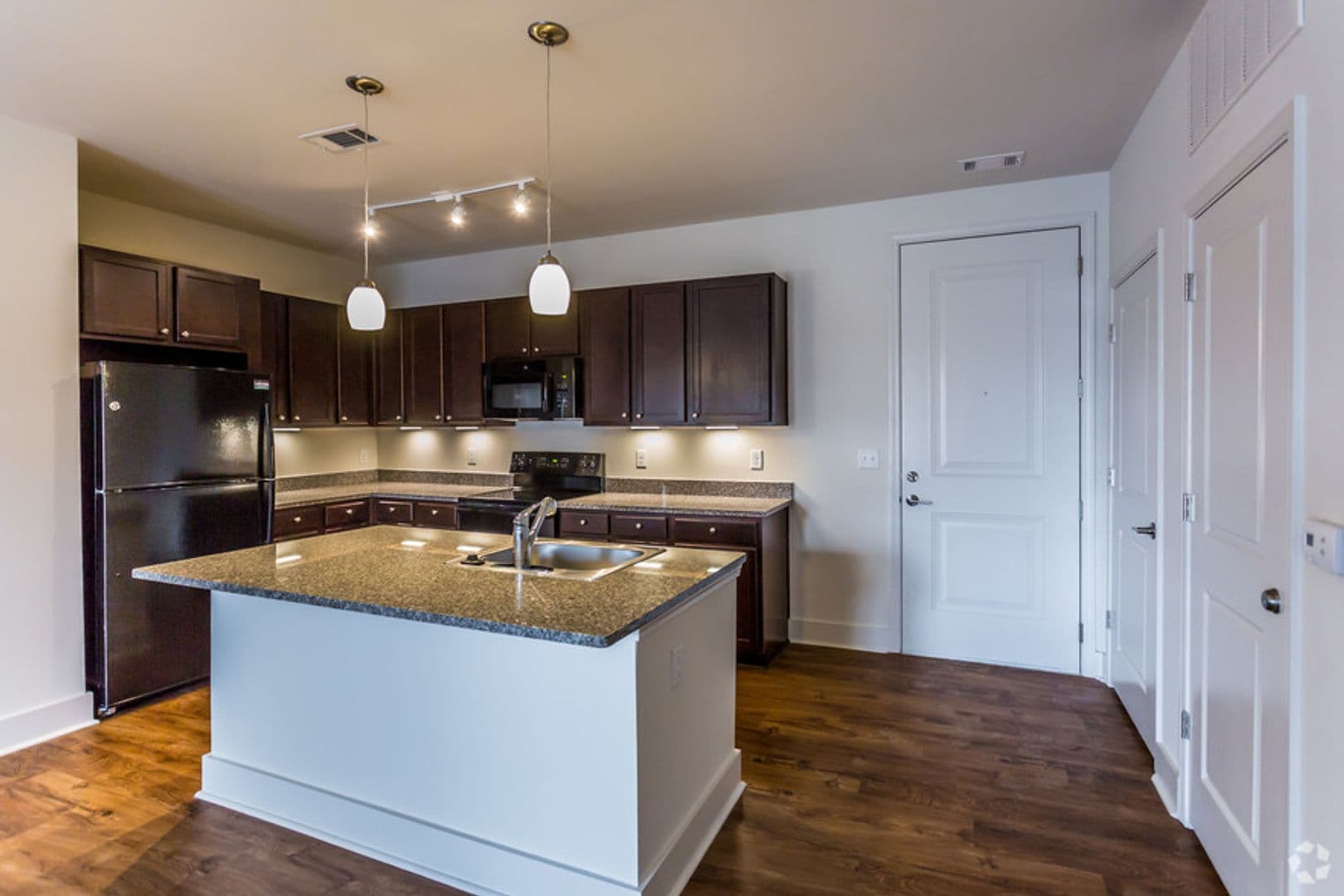 Memphis Apartment: 9 East Carolina Avenue
