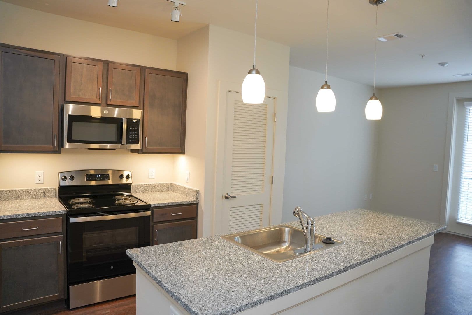 Memphis Apartment: 694 Madison Avenue