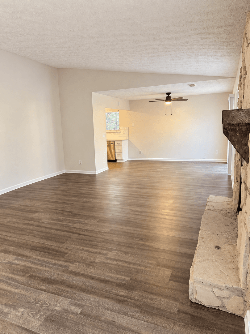 Acworth House: 564 Tate Creek Court NW