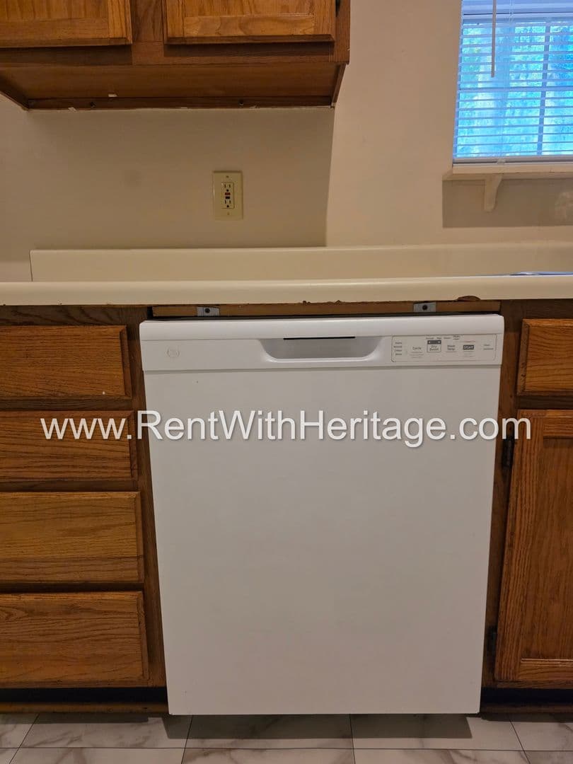 Lithia Springs House: 2120 Windy Oak Ct