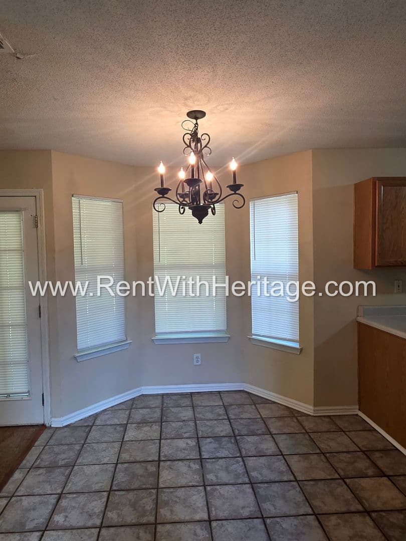 Douglasville House: 6535 Manor Creek Dr