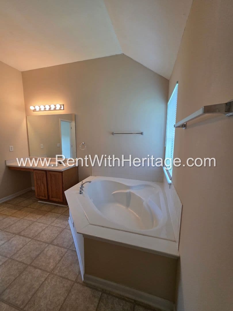 Douglasville House: 6535 Manor Creek Dr