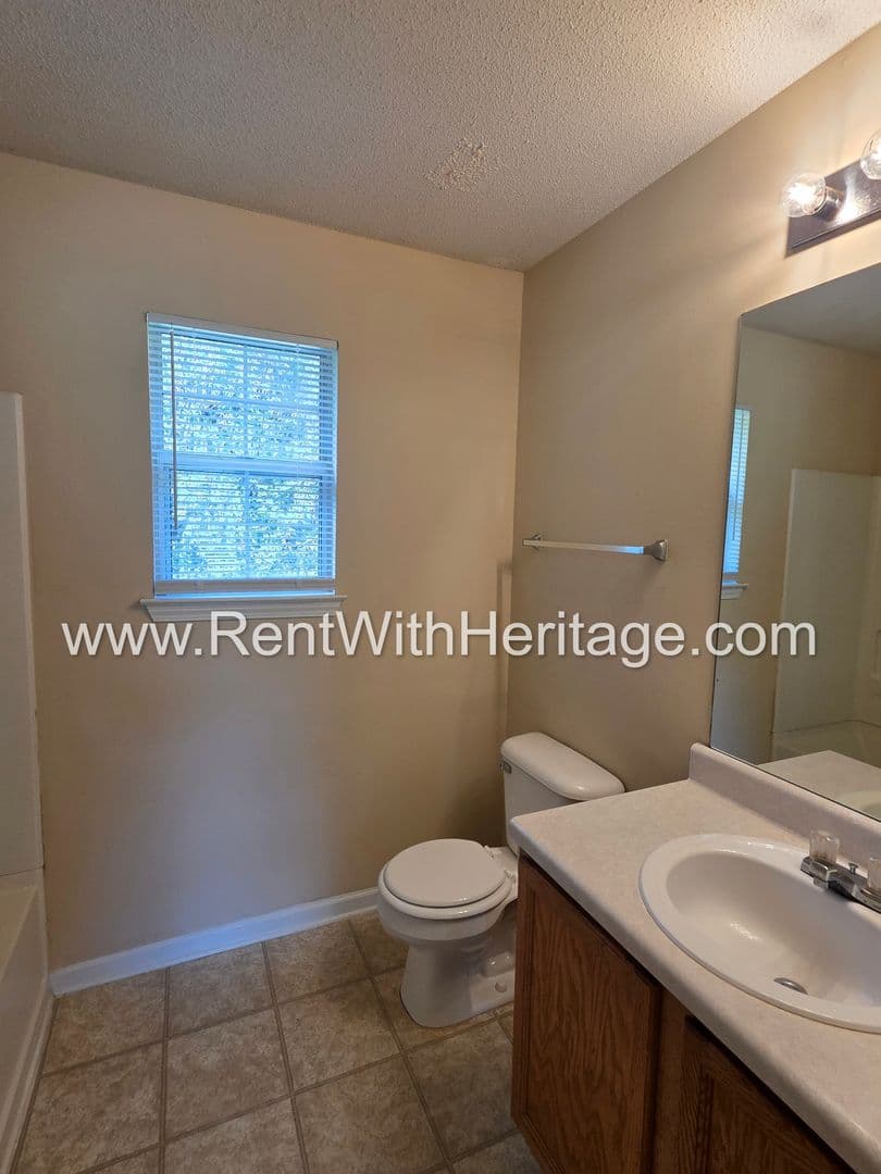 Douglasville House: 6535 Manor Creek Dr