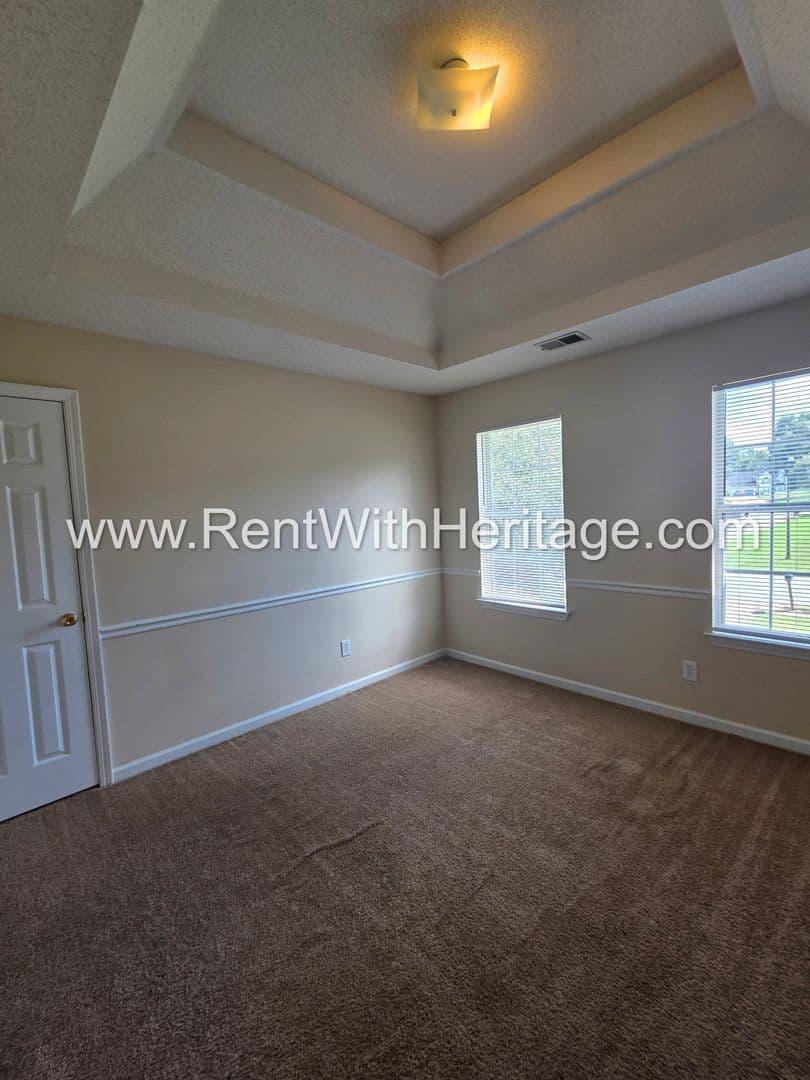 Douglasville House: 6535 Manor Creek Dr
