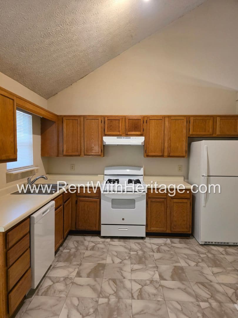 Lithia Springs House: 2120 Windy Oak Ct