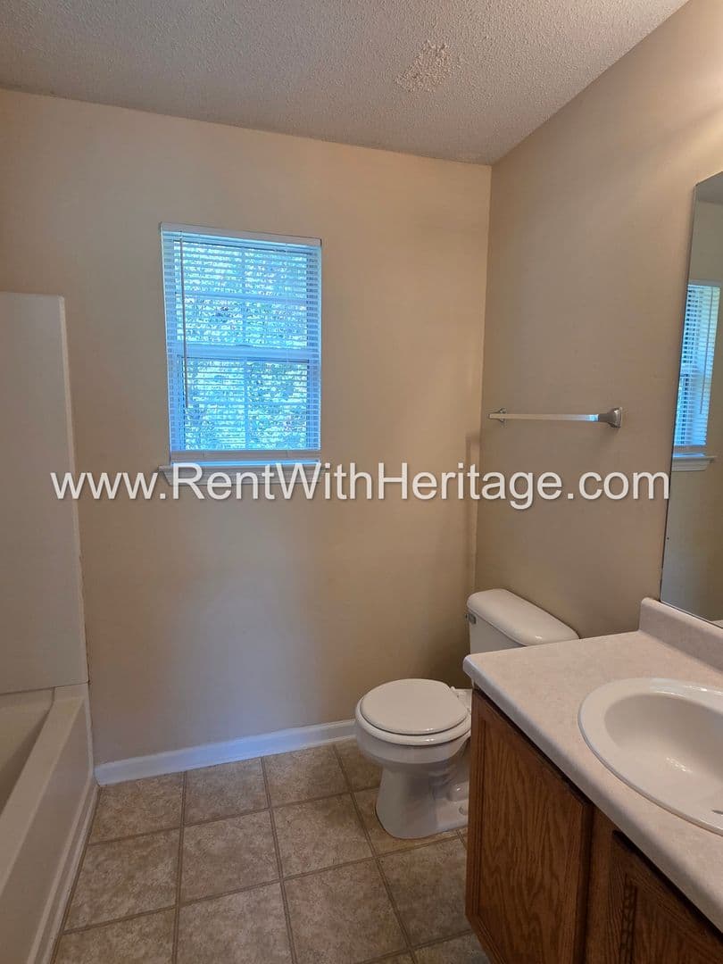 Douglasville House: 6535 Manor Creek Dr