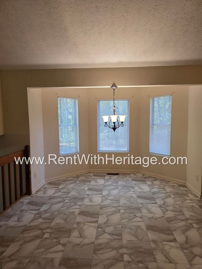 Lithia Springs House: 2120 Windy Oak Ct