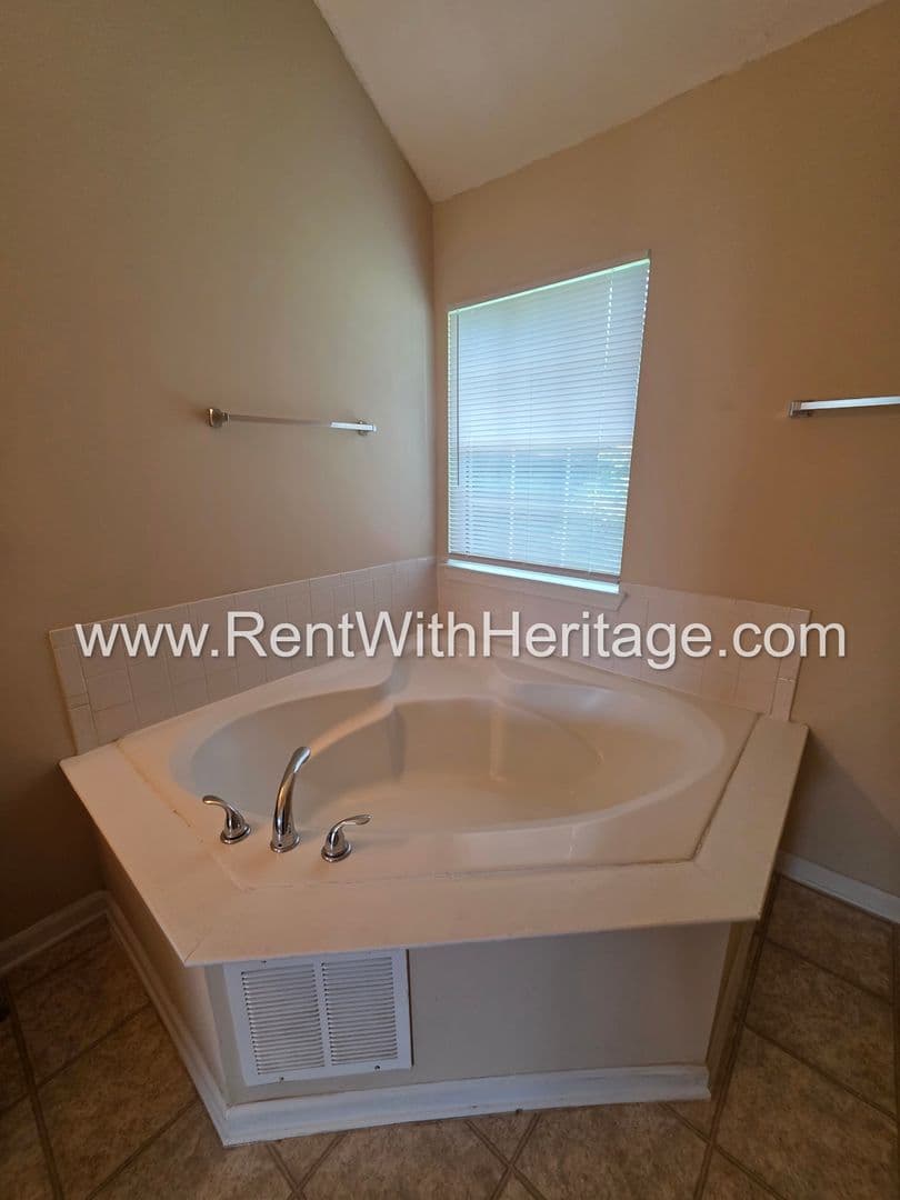 Douglasville House: 6535 Manor Creek Dr
