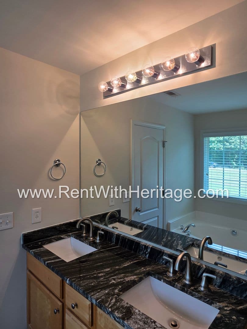 Villa Rica House: 202 Summergate Ln.
