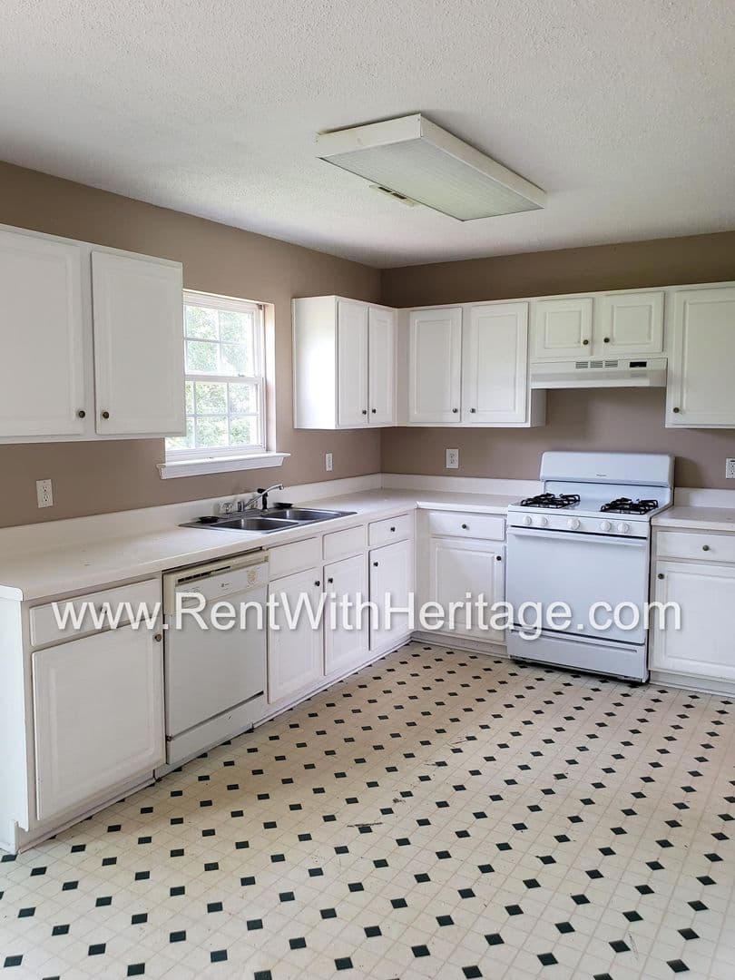 Powder Springs House: 179 Parkview Lane