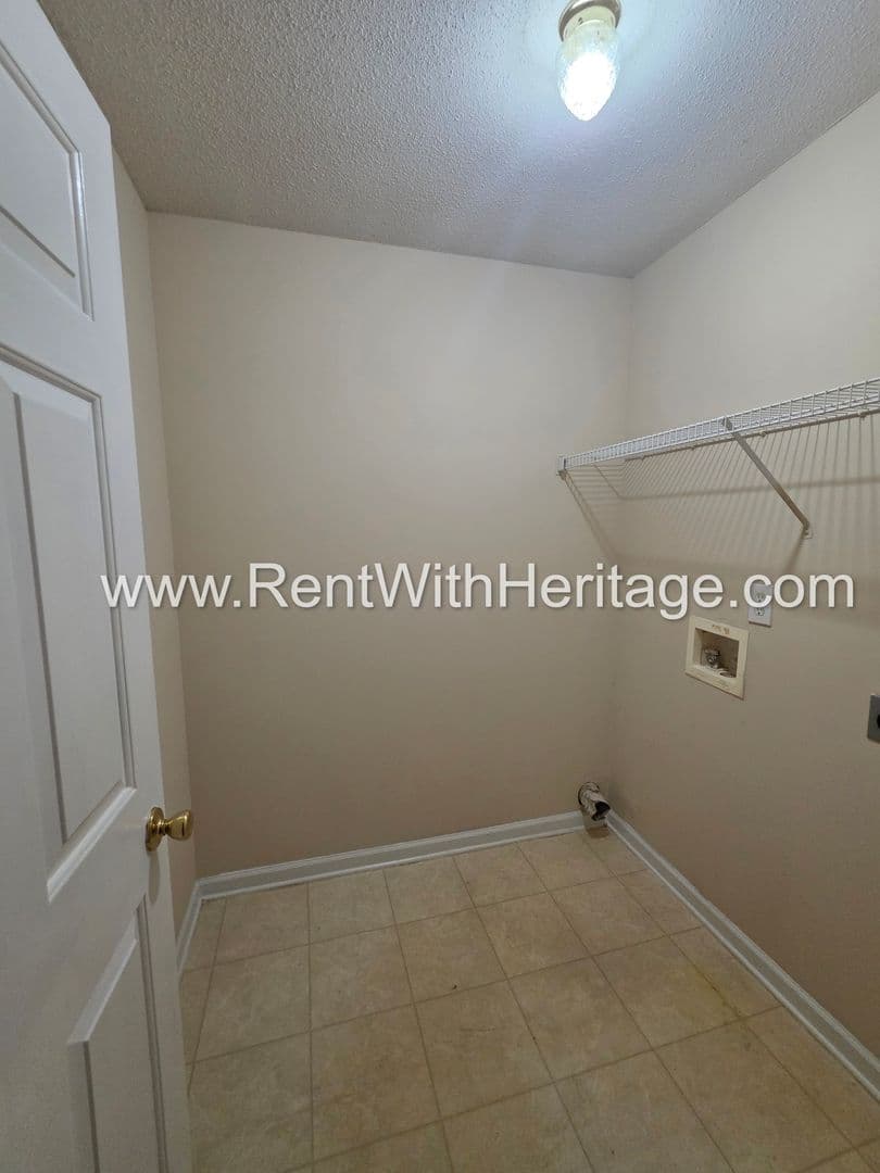 Douglasville House: 6535 Manor Creek Dr