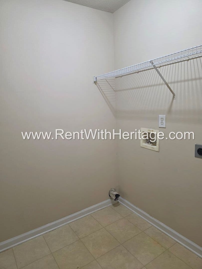 Douglasville House: 6535 Manor Creek Dr