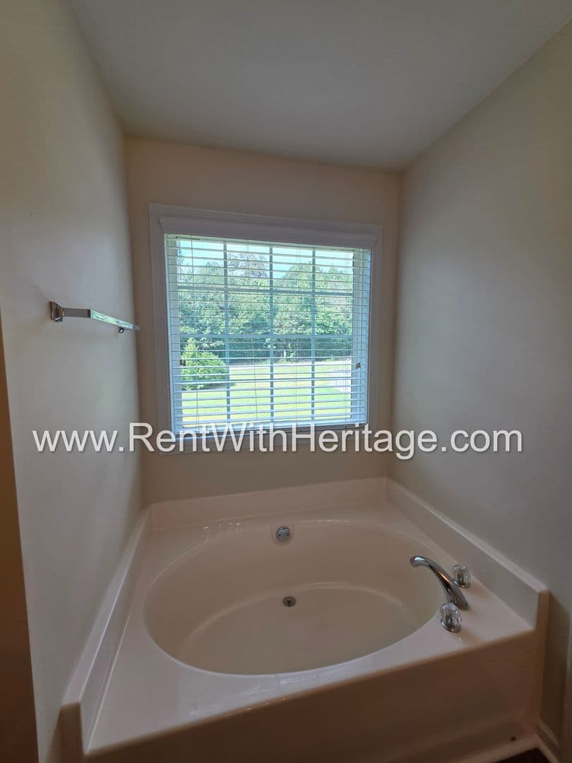 Villa Rica House: 202 Summergate Ln.
