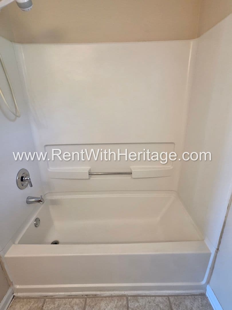 Douglasville House: 6535 Manor Creek Dr