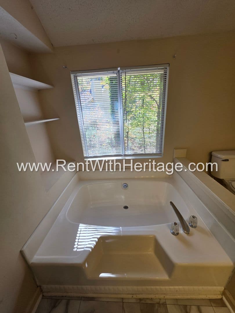 Lithia Springs House: 2120 Windy Oak Ct