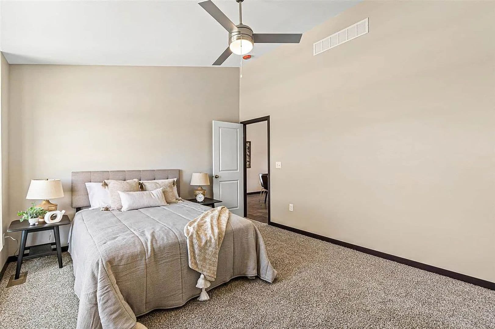 Tiffin Apartment: Chloe Drive