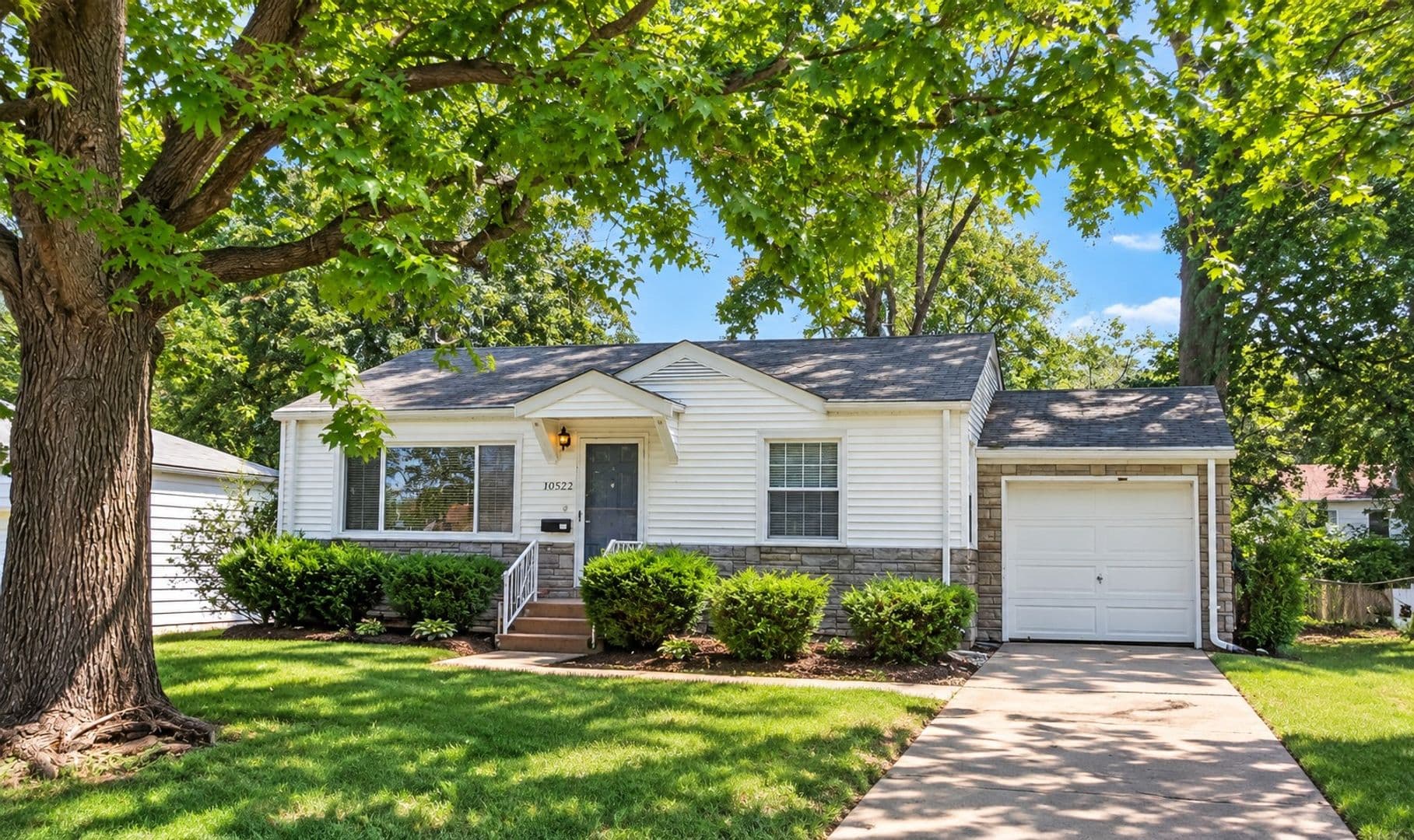 St Louis House: 10522 Byfield Dr